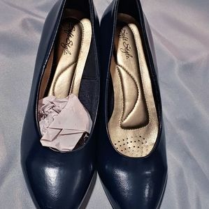 Women's 7.5 Navy 1.25 inch Pumps Brand New